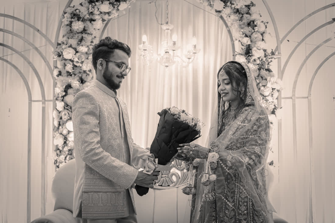 The bouquet, black and white